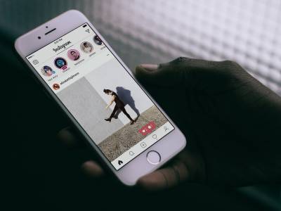 Instagram използва AI, за да описва снимки на хора със слабо зрение (ВИДЕО)