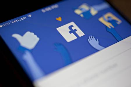 Продава ли всъщност Facebook нашите данни?