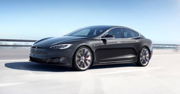 Полицията преследва Tesla Model S, каран само от своя автопилот