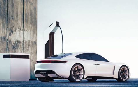 Porsche и BMW зареждат е-кола напълно за 15 минути