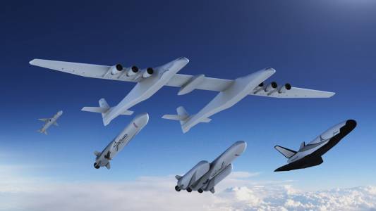 Облаците около самолета гигант Stratolaunch стават все по-непрогледни