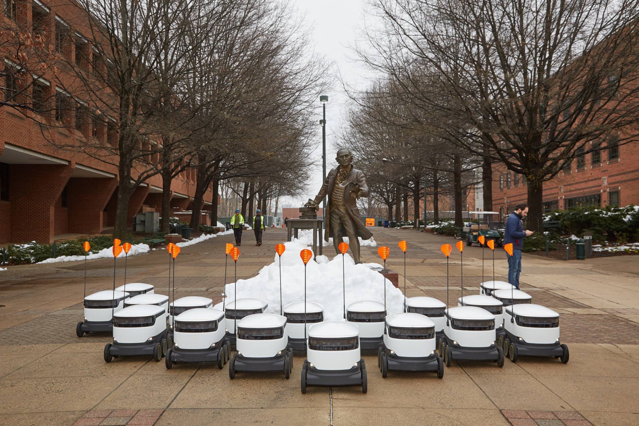 Роботи ще доставят пица и кафе на студентите в американски университет