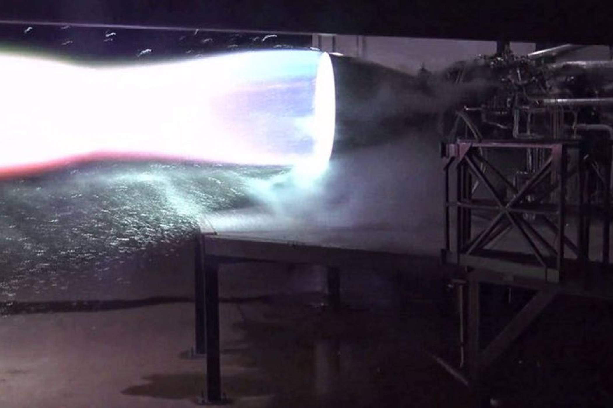 SpaceX тества новия си голям двигател на новата си голяма ракета