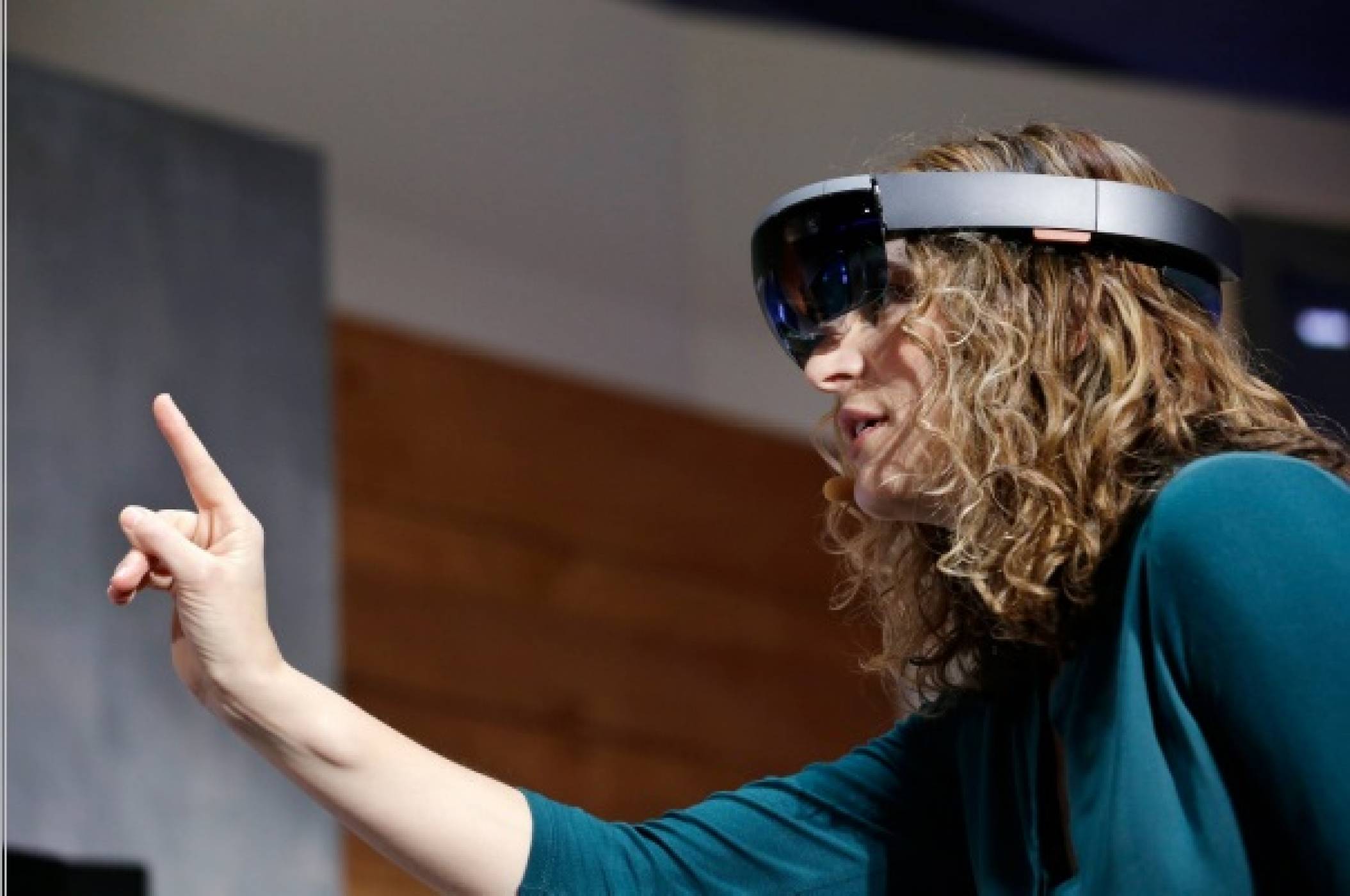 Microsoft с нов промо клип за HoloLens седмица преди анонса (ВИДЕО)