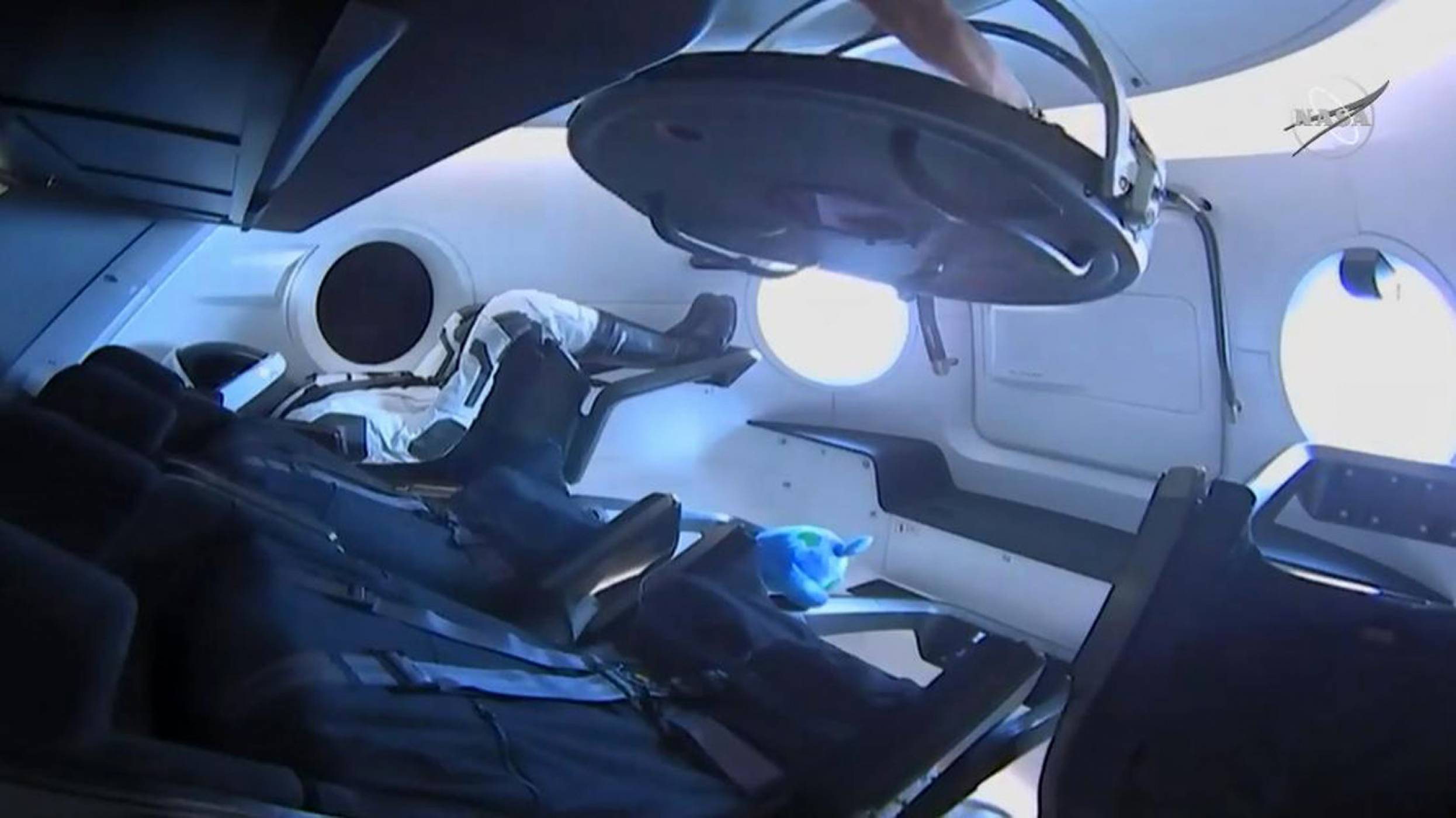 Капсулата на SpaceX направи историческо скачване с МКС