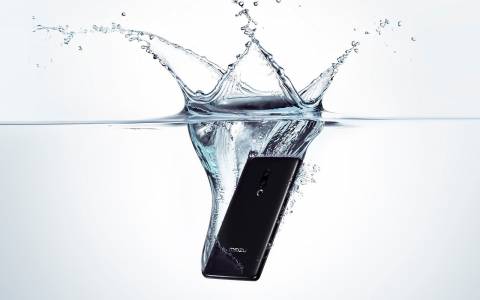 Смартфонът без портове на Meizu се оказа по-измислен от българския футбол