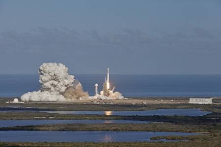 NASA може да ползва частни ракети за мисията си до Луната