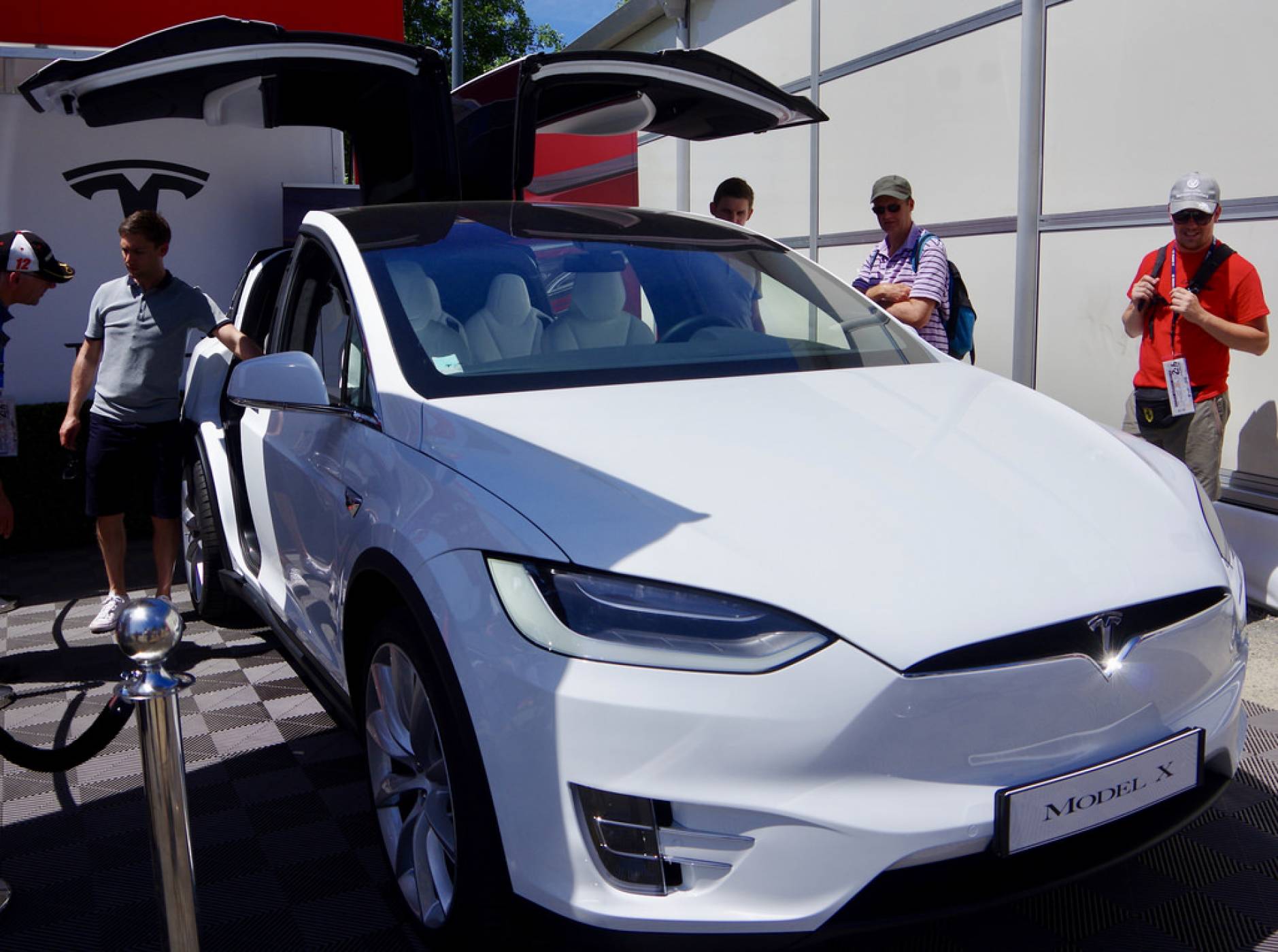 Tesla подгони крадци на търговски тайни от конкурента Zoox