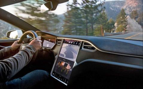 Колите на Tesla минават на Chromium. А ти?