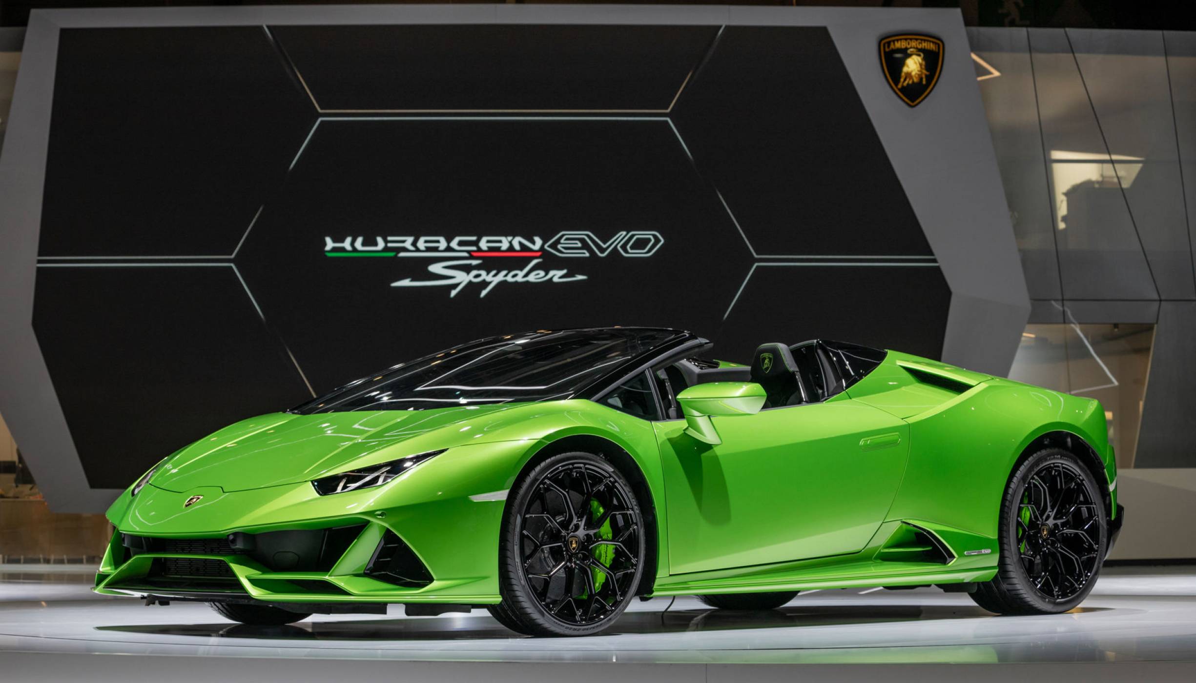 Lamborghini Huracán EVO Spyder е суперкола със суперкомпютър (ВИДЕО)