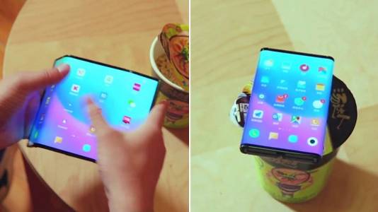 Двойно сгъващият се смартфон на Xiaomi е като оригами с екран (ВИДЕО)