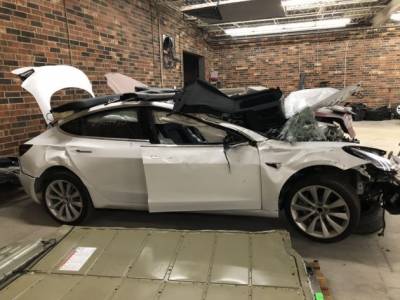 Стотици Tesla коли в автоморги съхраняват личните данни на бившите си собственици