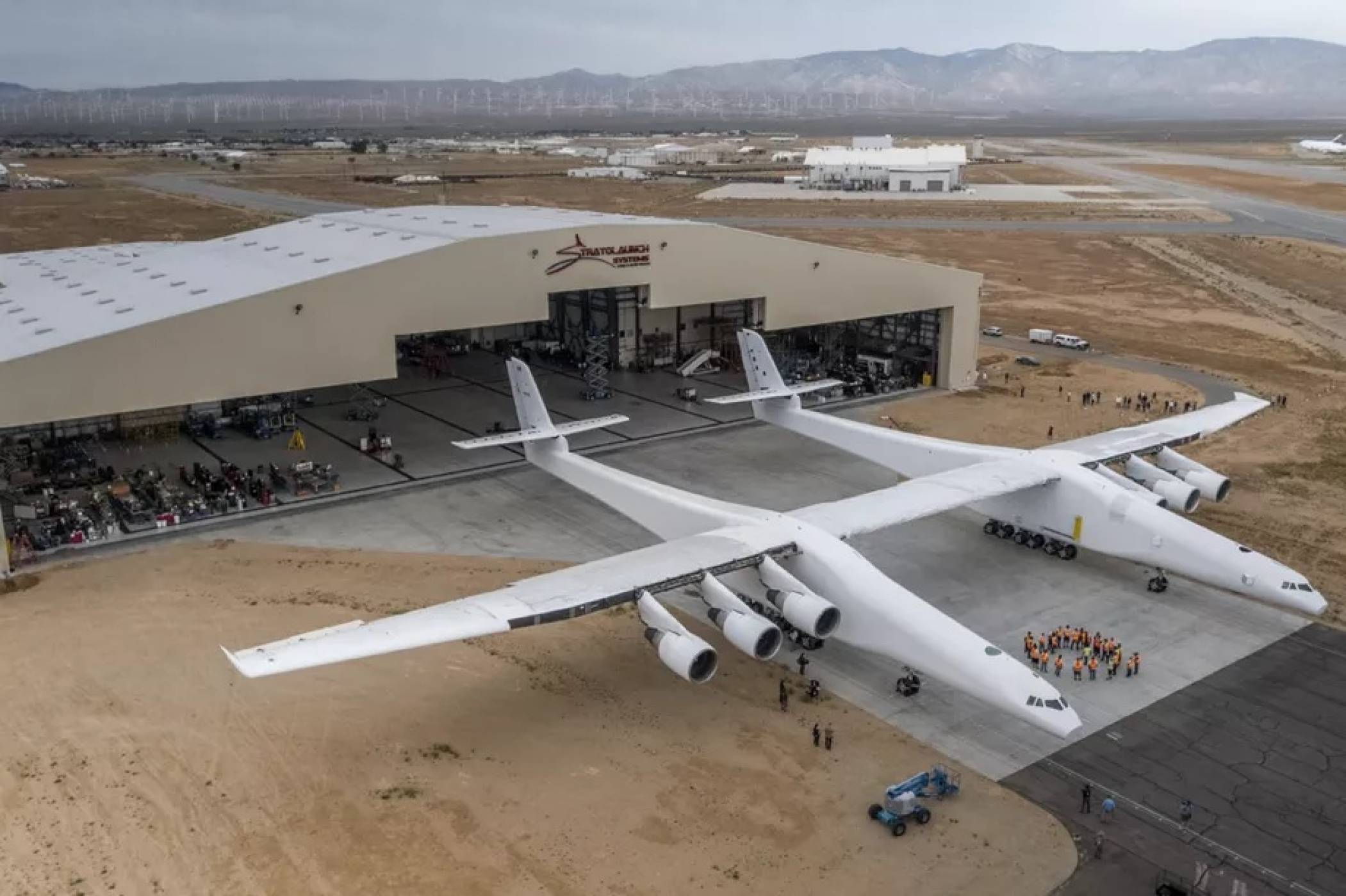 Stratolaunch: най-големият самолет в света полетя за пръв път (ВИДЕО)