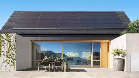 Tesla сваля цените на соларните панели в опит да обърне продажбите
