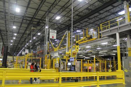 Роботите в складовете на Amazon няма да изместят хората поне още десетилетие