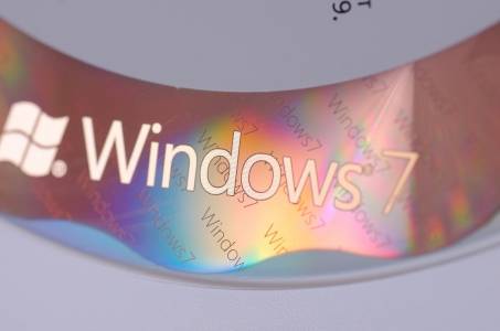 Потребителите на Windows 7 просто не искат да се разделят с неостаряващата платформа