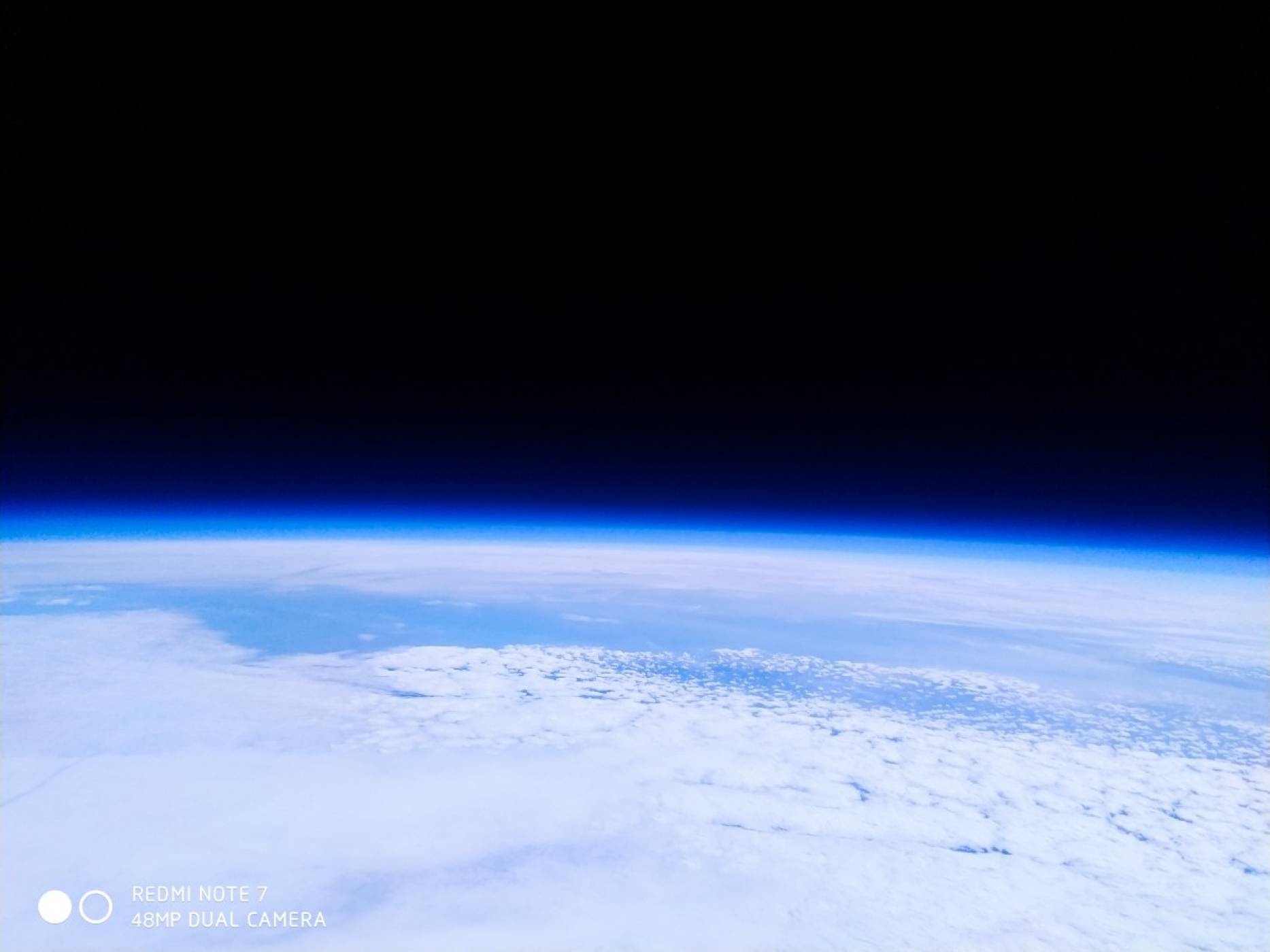 Redmi Note 7 отиде до Космоса и се върна без драскотина (ВИДЕО)