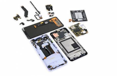 Да надникнем в новите Pixel 3a и Pixel 3a XL, за да разберем какво им липсва (ВИДЕО)