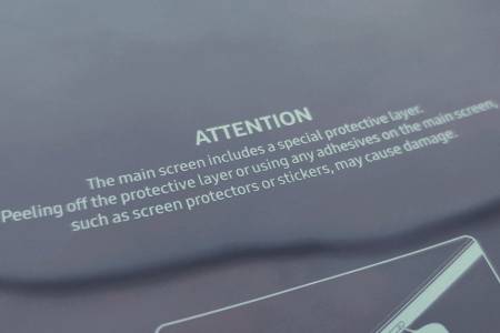 Не се поддавайте на желанието да чегъртате екрана на новия си Galaxy Fold