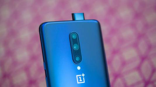 Крехката селфи камера на OnePlus 7 Pro пребори торба цимент (ВИДЕО)