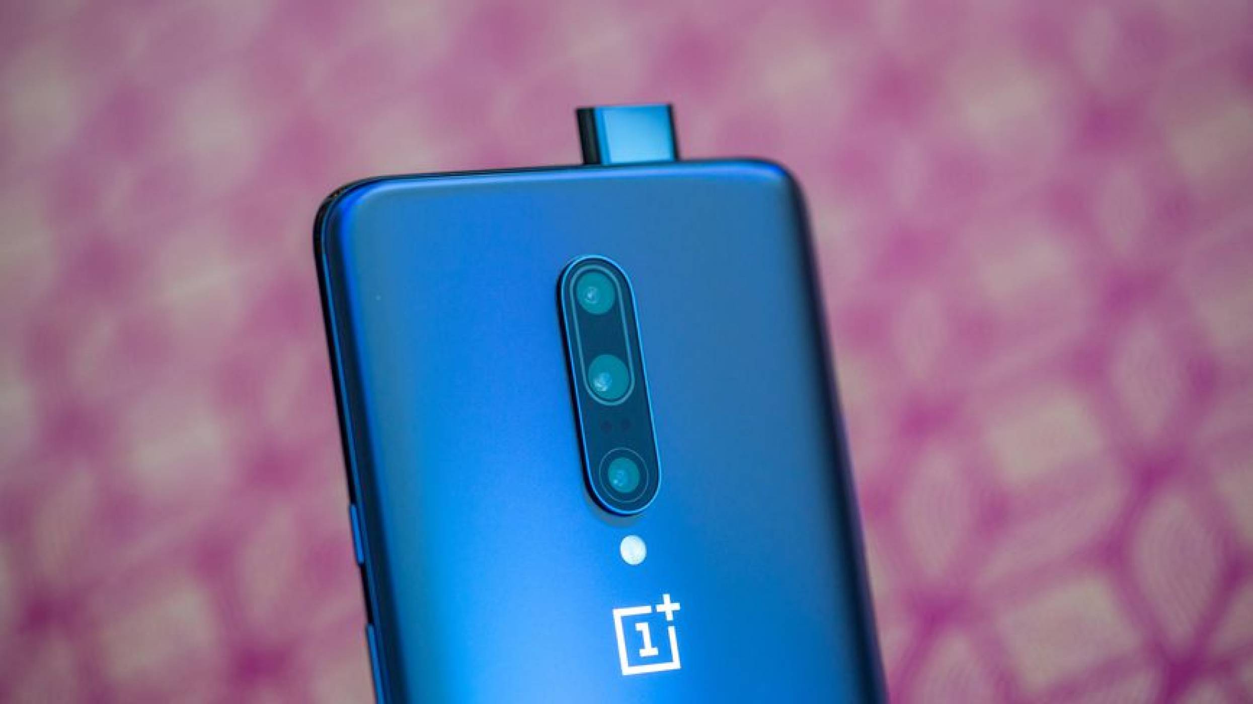 Крехката селфи камера на OnePlus 7 Pro пребори торба цимент (ВИДЕО)