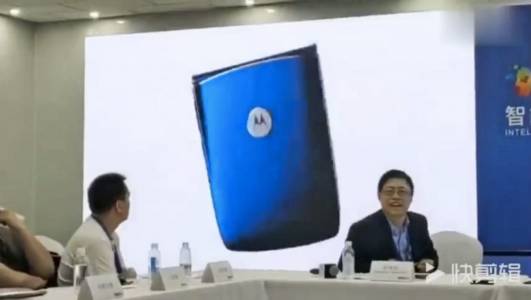 Гъвкав телефон, гъвкави ръце: Lenovo присвои видео на фен за реклама на Motorola RAZR