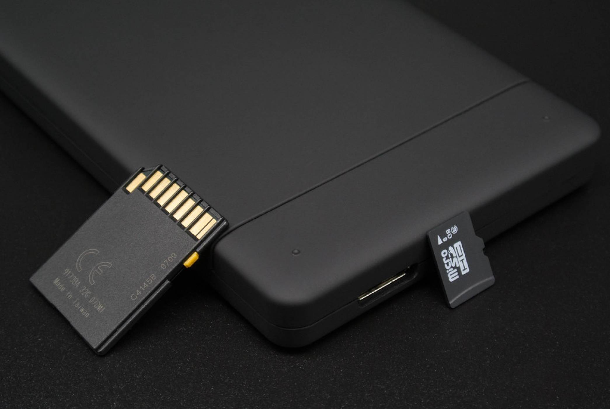 Забраниха на Huawei да използва microSD карти в своите телефони