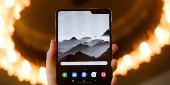 Best Buy анулира всички предварителни поръчки на Galaxy Fold, неяснотата остава