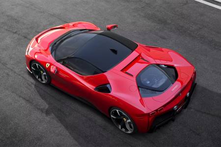 Първият хибрид на Ferrari не ръмжи, а мърка