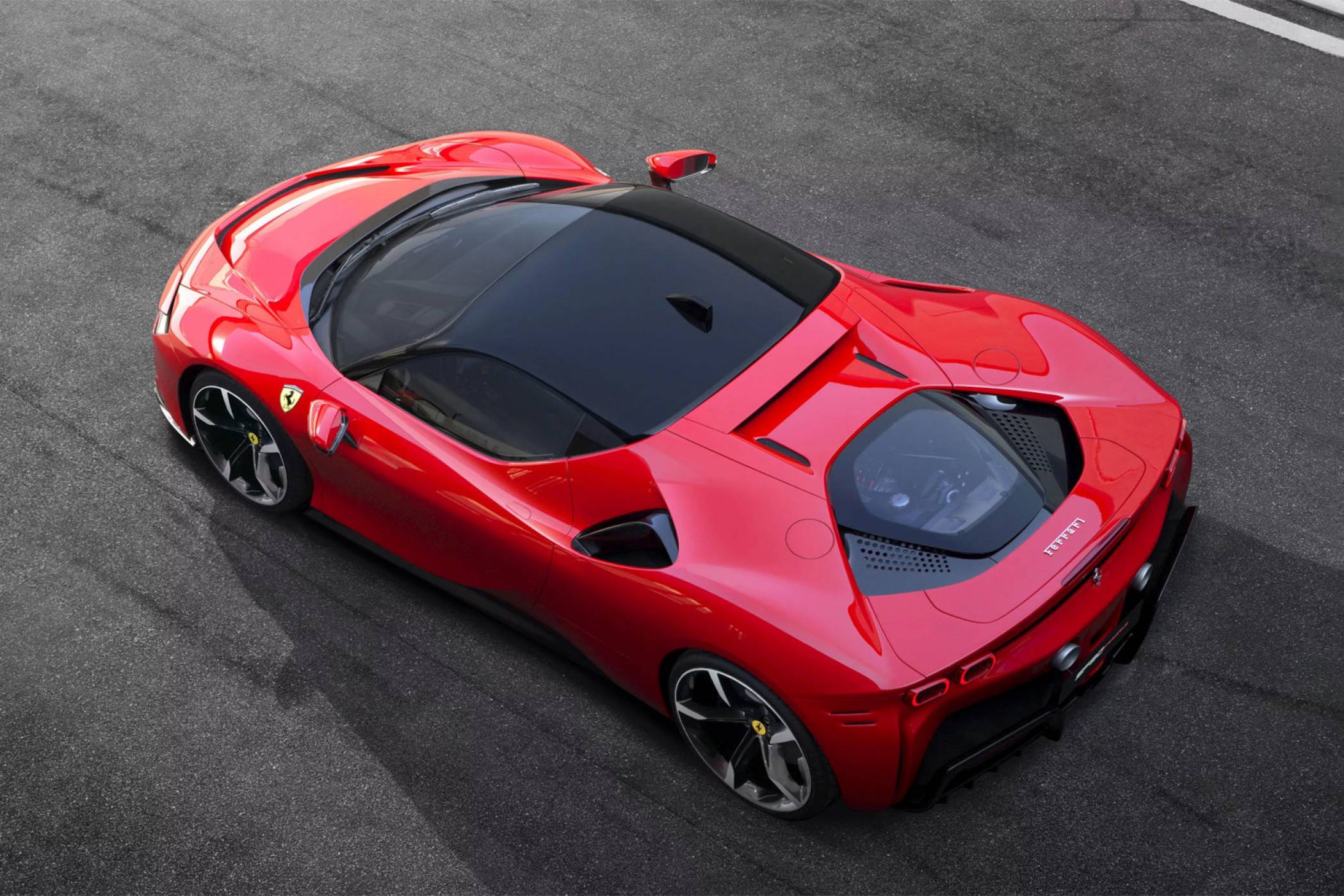 Първият хибрид на Ferrari не ръмжи, а мърка