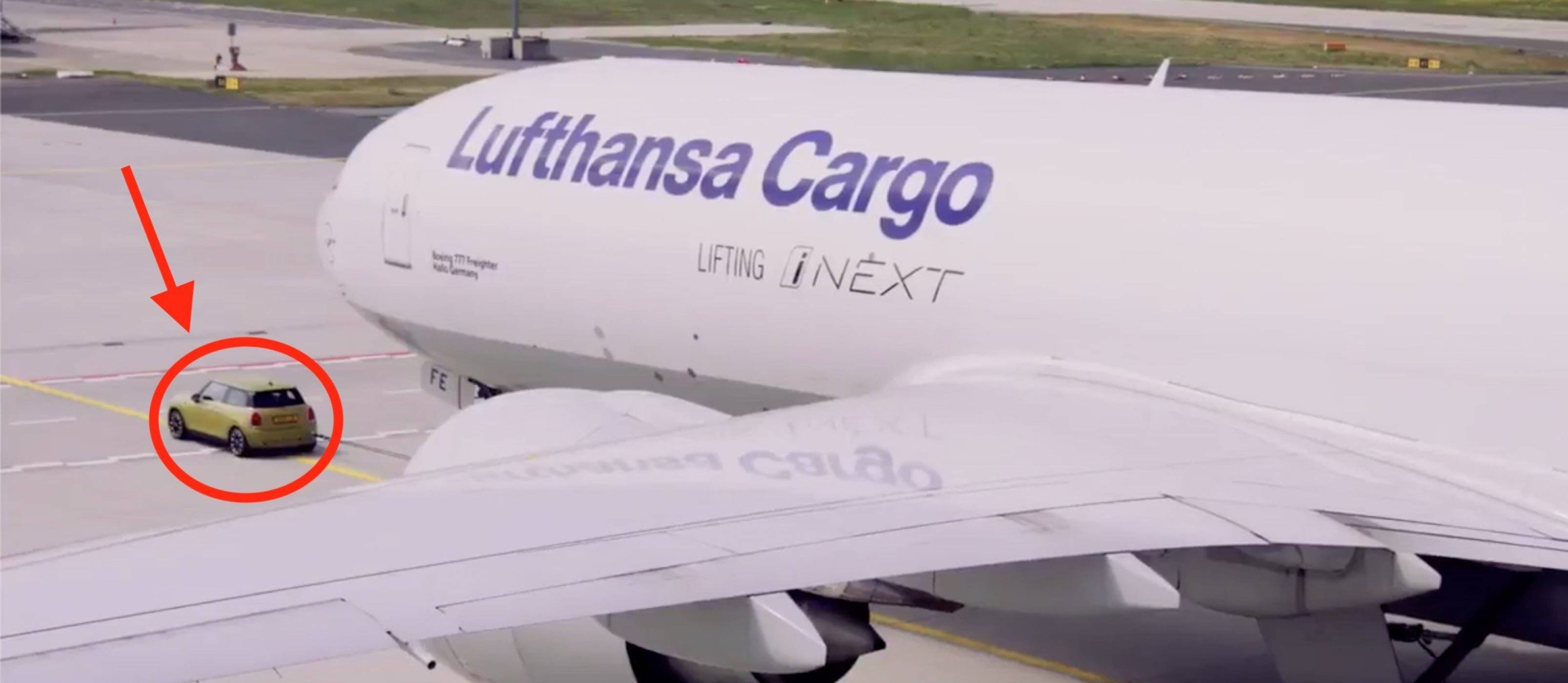 Електрическото Mini взе на буксир 150-тонен Boeing 777 (ВИДЕО)