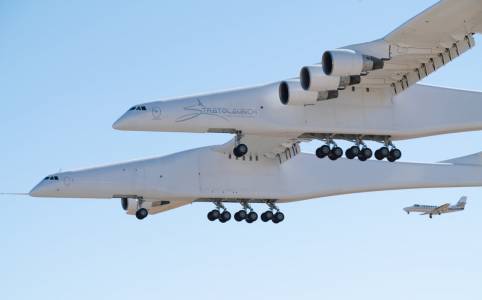 Неразбраният гигант Stratolaunch полита към залеза