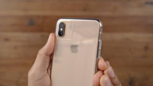 Вижте как стои кейсът на iPhone 11, сложен върху iPhone XS (ВИДЕО)