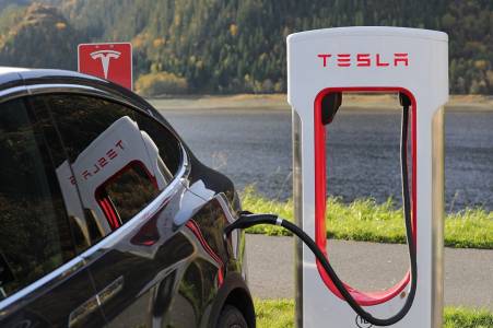 Цензура с марка Tesla: Илон Мъск не търпи критика от свои