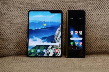 Samsung Galaxy Fold може да сгъва екрана и мускулите си през юли
