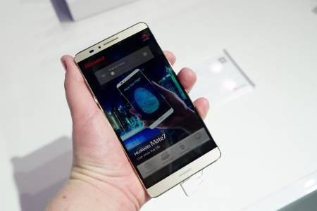 Телефони с новата операционна система на Huawei идват от октомври