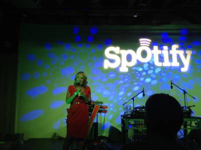 Spotify си иска парите от музиканти, взимали прекалено
