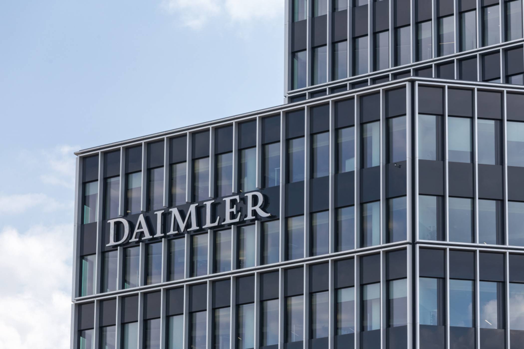Daimler поиска 60 000 Mercedes-Benz коли да бъдат върнати на компанията