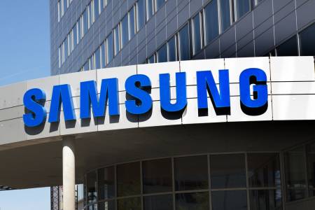 Apple дължи на Samsung стотици милиарди