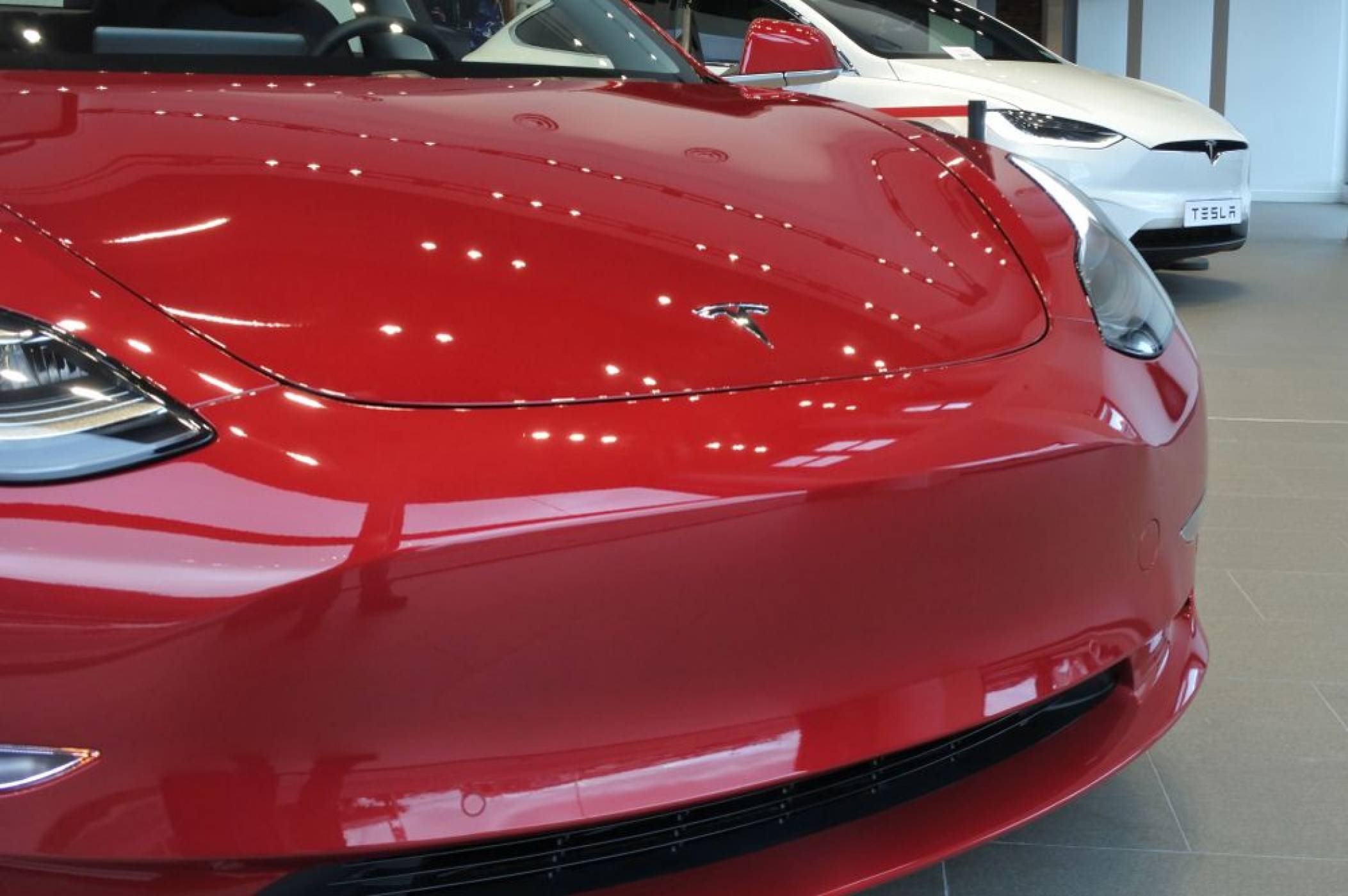 Tesla Model 3 получи 5 от 5 звезди за безопасност (ВИДЕО)