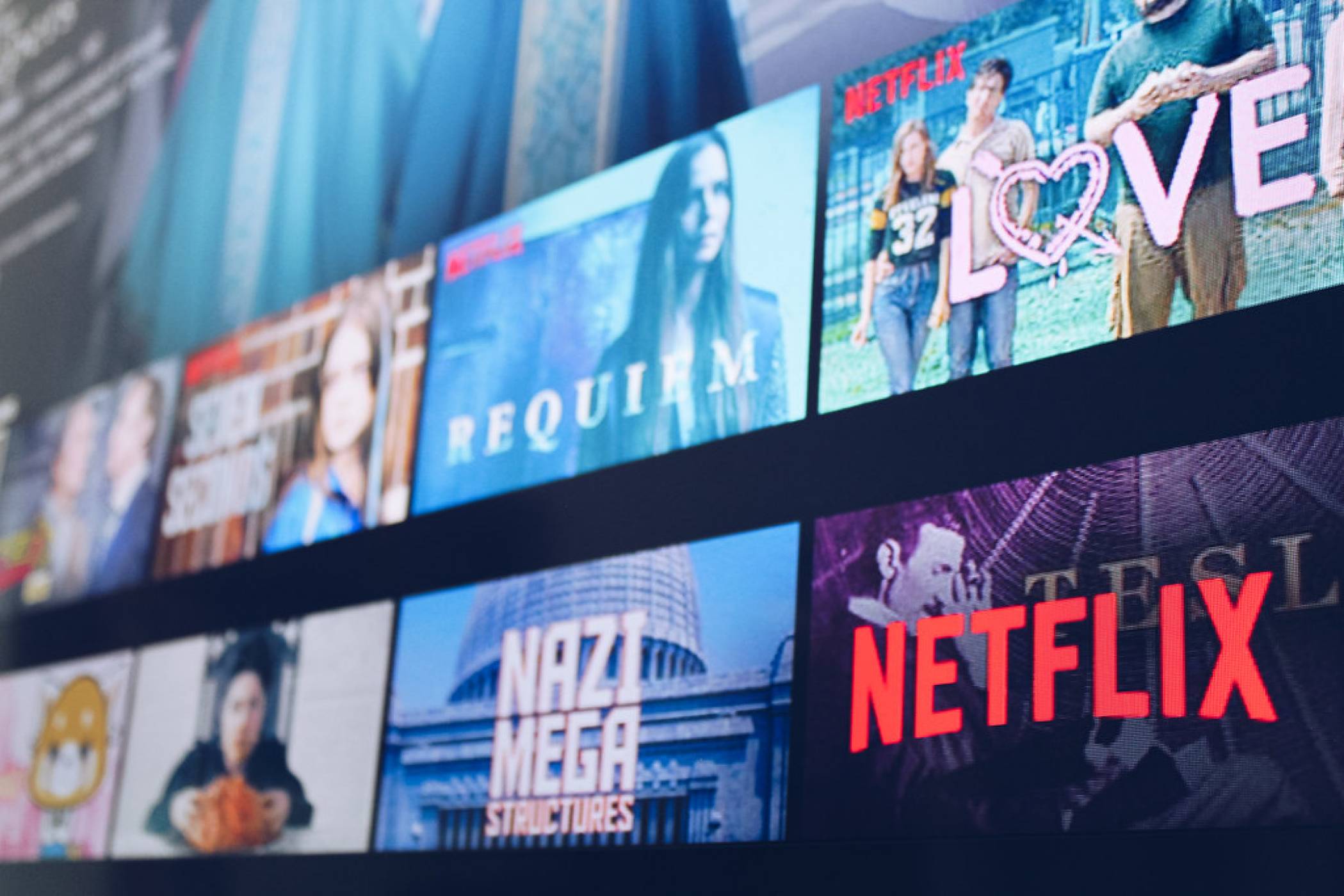 Netflix си открадна нов филм със Скалата и Жената чудо