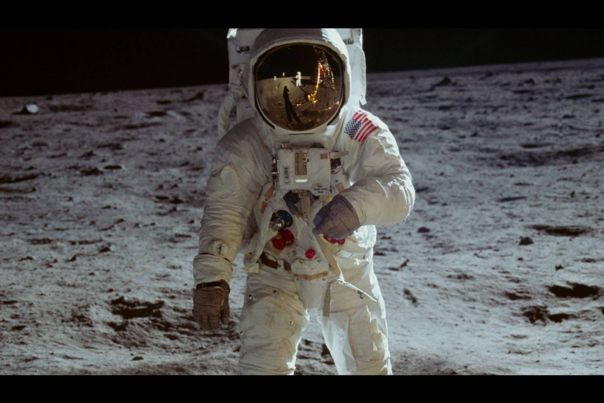 За малко Аполо 11 да ни зарази с лунни микроби