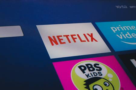Как да гледате Netflix точно под зорките очи на шефа