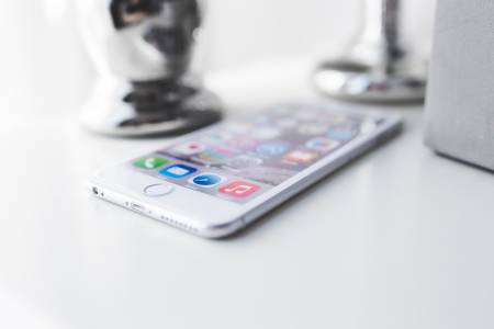 Apple почва да прави скъпи телефони в Индия, за да заобиколи санкциите