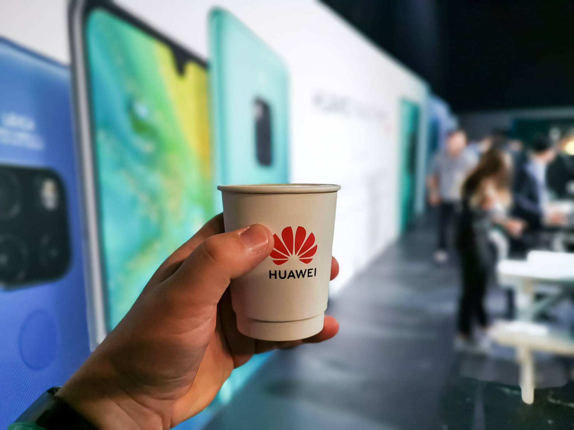 Huawei лети въпреки 