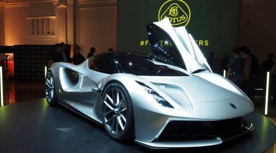 Lotus предлага безумно бърза е-кола, която ще бъде на пазара скоро. На болна цена