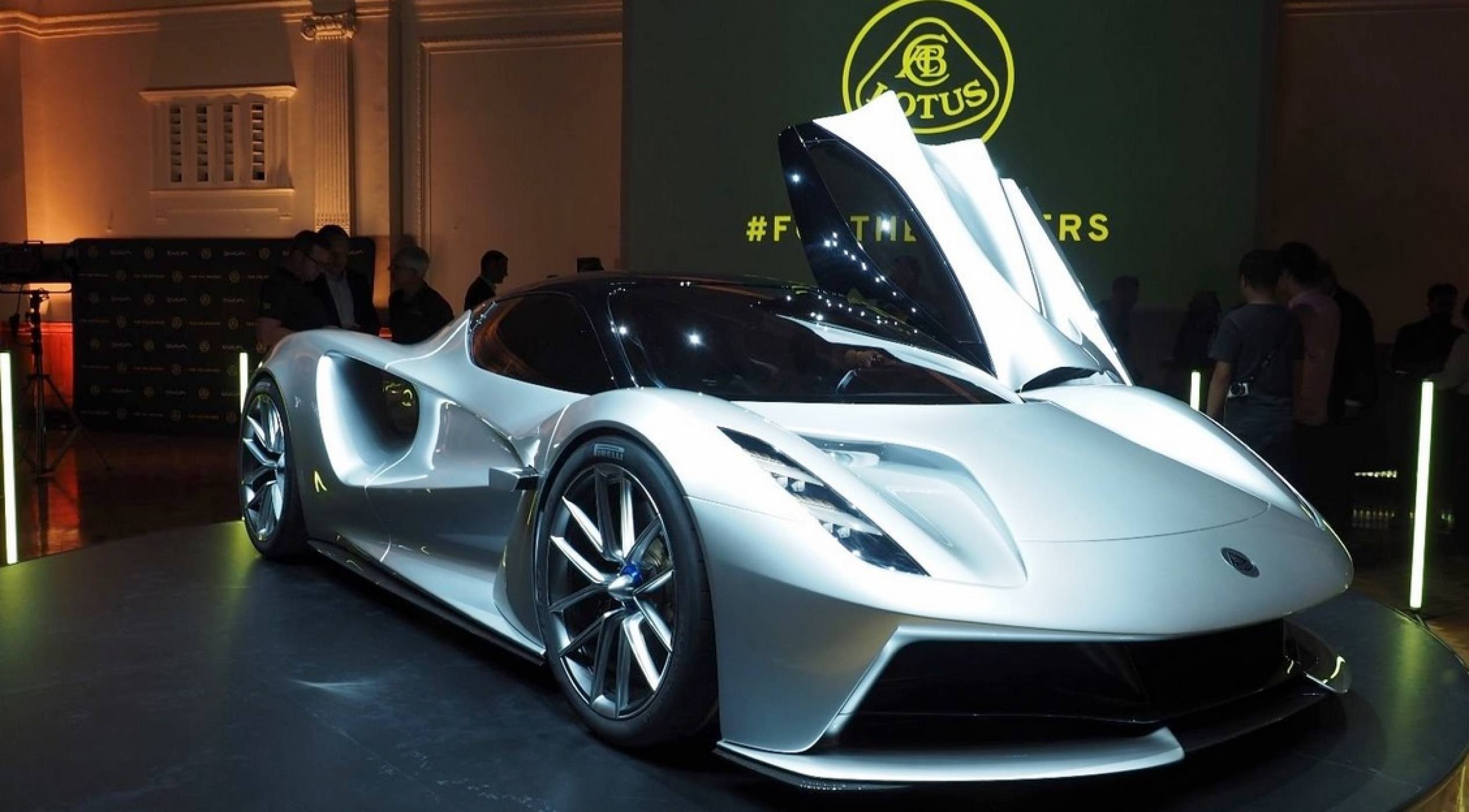 Lotus предлага безумно бърза е-кола, която ще бъде на пазара скоро. На болна цена