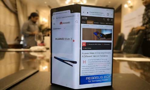 Шефът на Huawei небрежно разцъква гъвкавия Mate X на летище (СНИМКИ)
