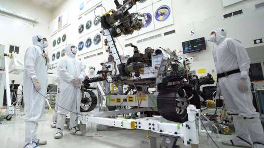 Новият марсоход на NASA надува мускули в очакване на полета си (ВИДЕО)