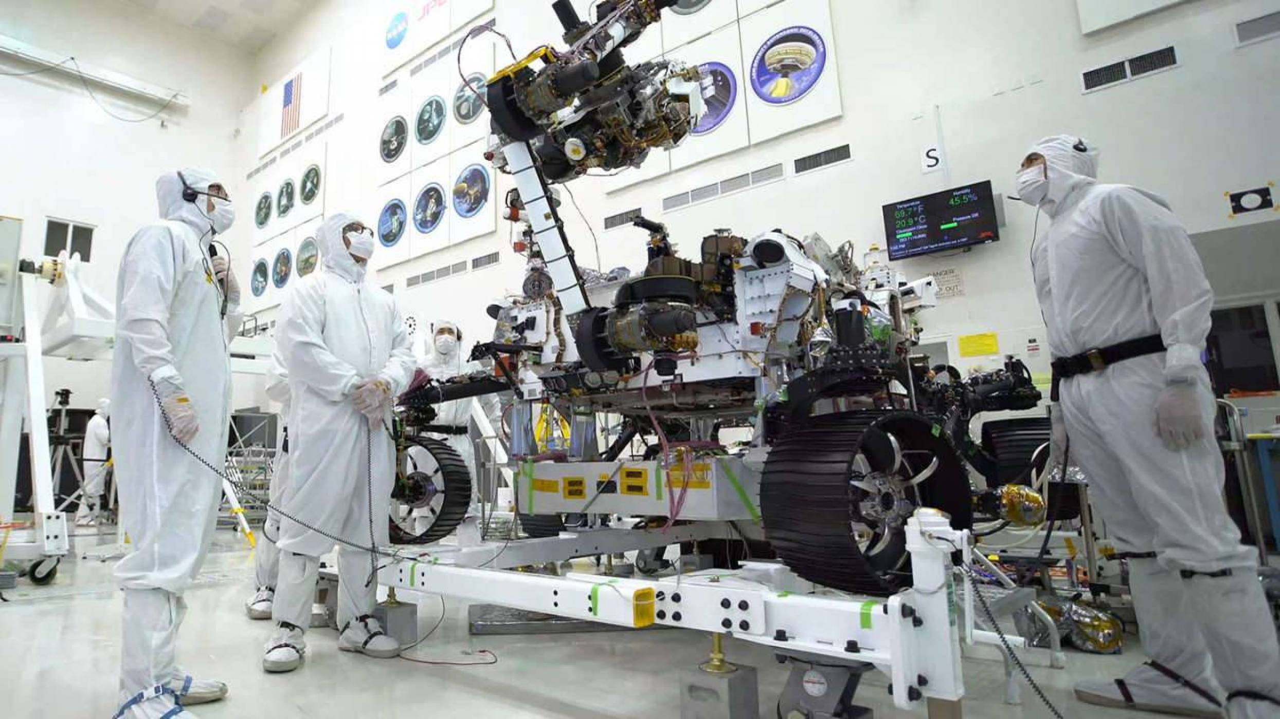 Новият марсоход на NASA надува мускули в очакване на полета си (ВИДЕО)